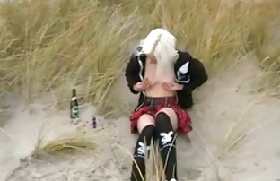 XXX એક વ્યક્તિ સાથે એક મોટી ઘોડો લોડો માત્ર fucked ઓછી છોકરી સોનેરી.