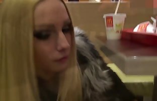 XXX વ્યક્તિ બેડ પર fucked અતીશય કામોત્તેજક છોકરી cutie