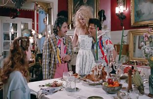 XXX થાકેલા સુંદર છોકરી એક વિરામ લે છે કામ પરથી તેના પતિ સાથે