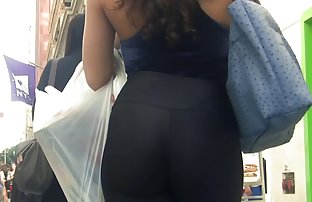 XXX માણસ fucked સોફા પર શ્યામ પળિયાવાળું ચિક