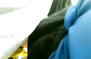 XXX વ્યક્તિ Fucks એક યુવાન રસદાર કાળી કેન્સર બાથરૂમમાં